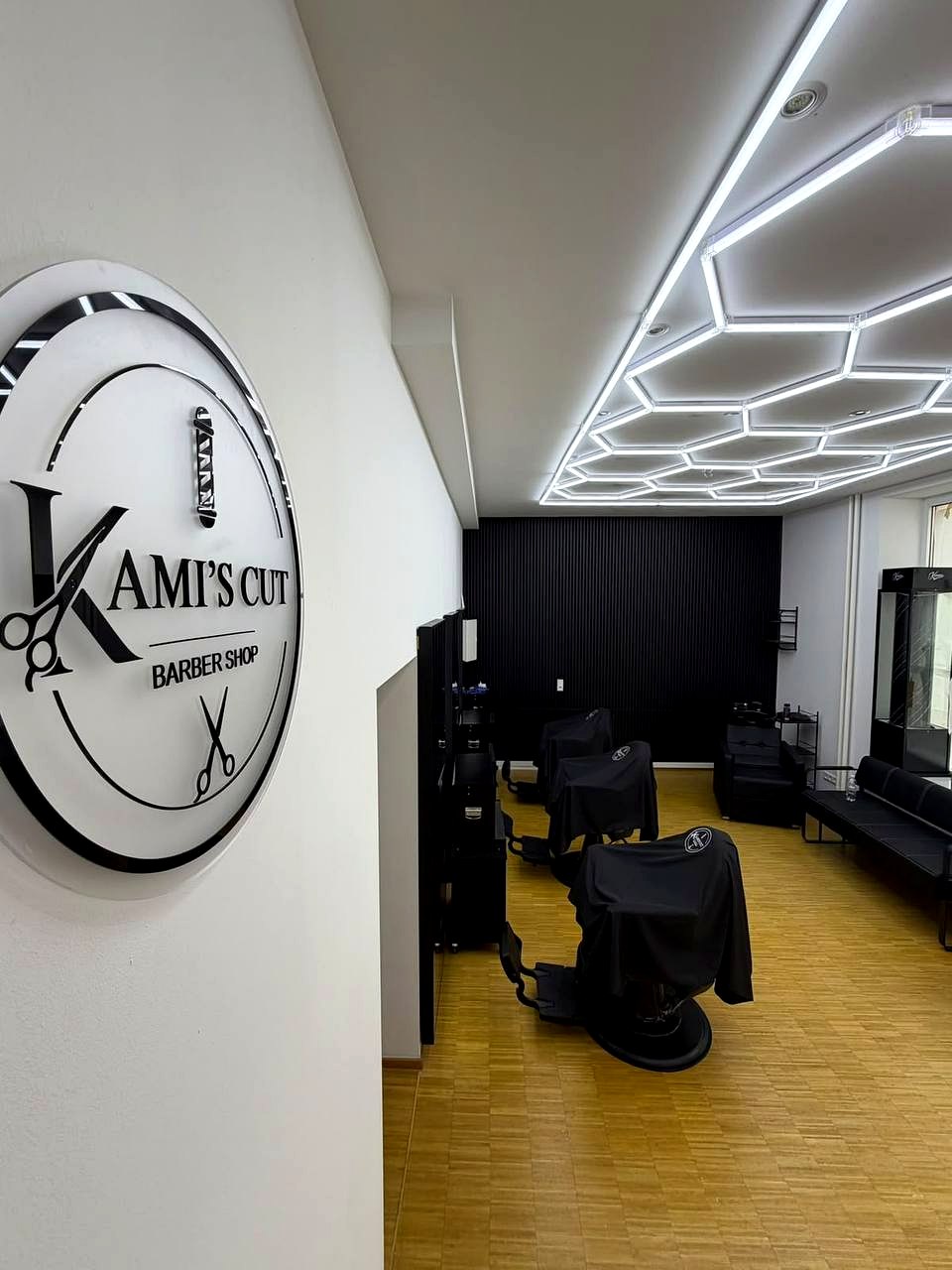Kami's Cut Logo im Studio